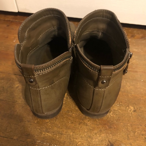 Guess Women’s gray booties - Picture 3 of 3